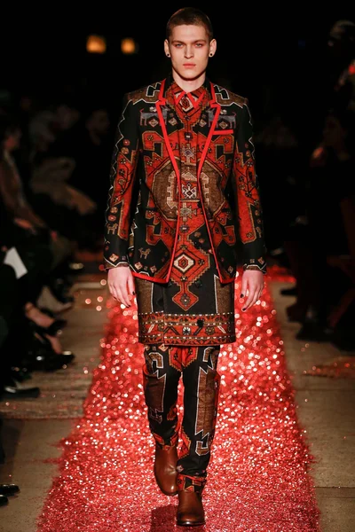 Look 25